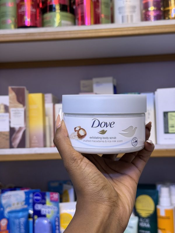 Dove Body Scrub crushed Macadamia & Rice Milk